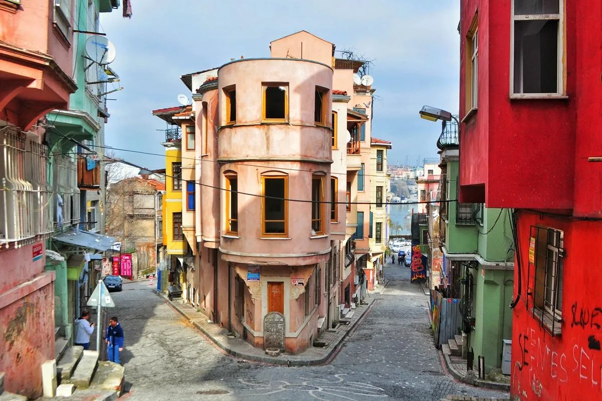 Fener-Balat’a Rağbet: Bitpazarına Neon Işıklandırma