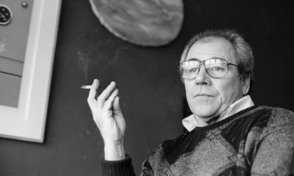 jean_baudrillard Jean Baudrillard: “Bugün sistem sonsuzluğa varan ve asla kapatamayacağımız bir borç yaratıyor”