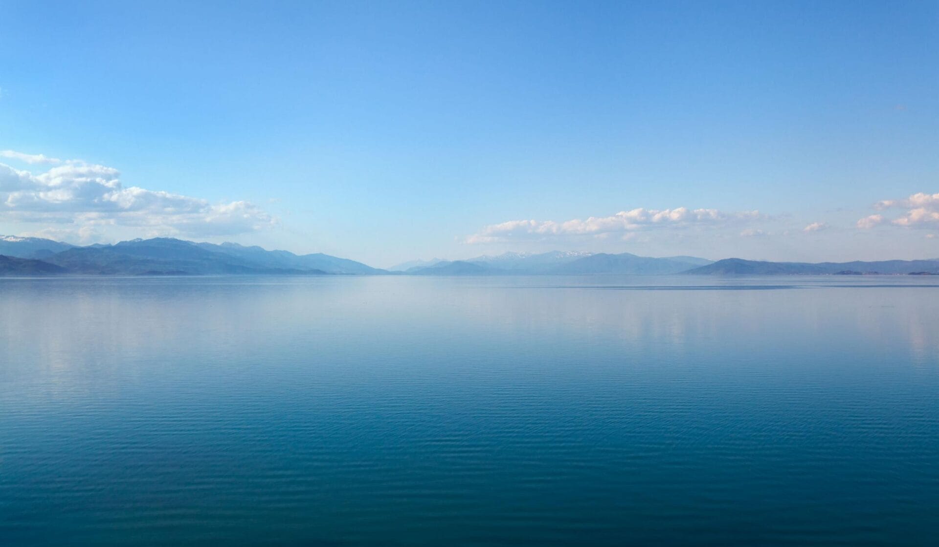 asowxa7j5810791f19f2f_2400_1400_C_75 Savaşın Anlamsızlığı ve Yuva Olmaktan Çıkan Ev: “Gölün Sırrı”