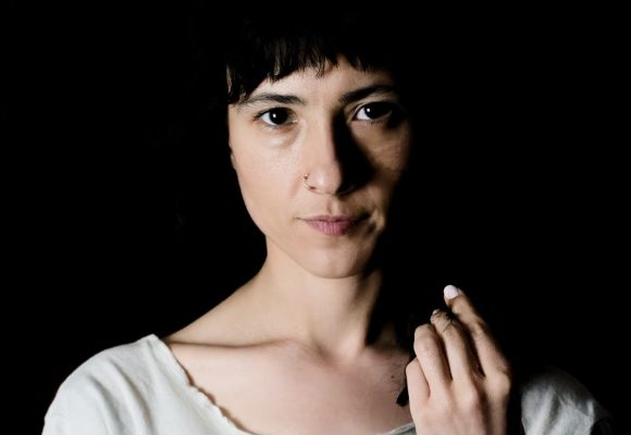 AYSU ALTUNAY: “UNUTULAN HER ŞEY YENİDEN HATIRLANANA DEK HİÇLİĞİ OYNAR”