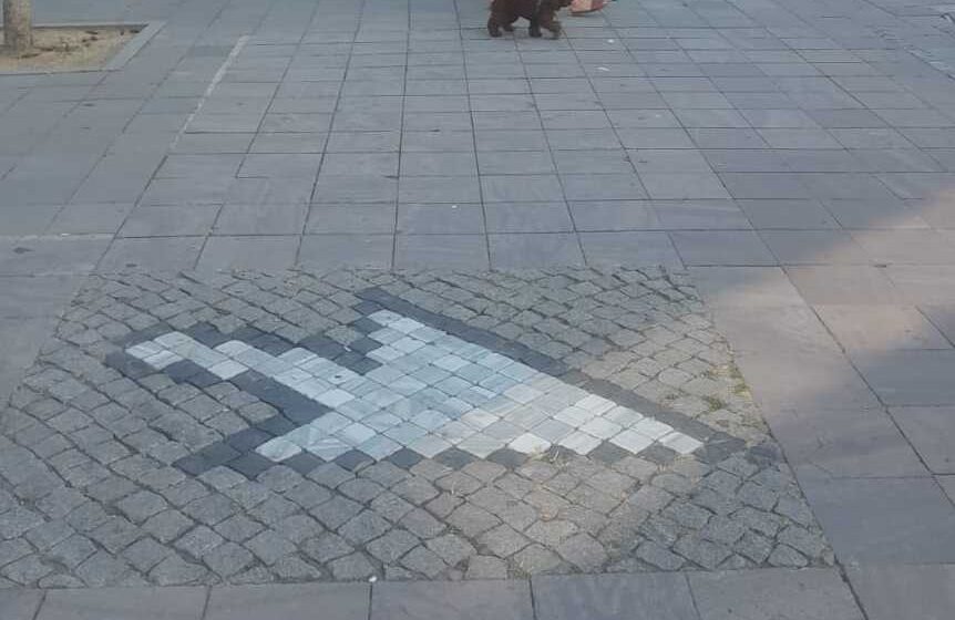 Beşiktaş’ta Street Art: Genco Gülan’ın İki Boyutlu Yerleştirmesi “Sol Klik”