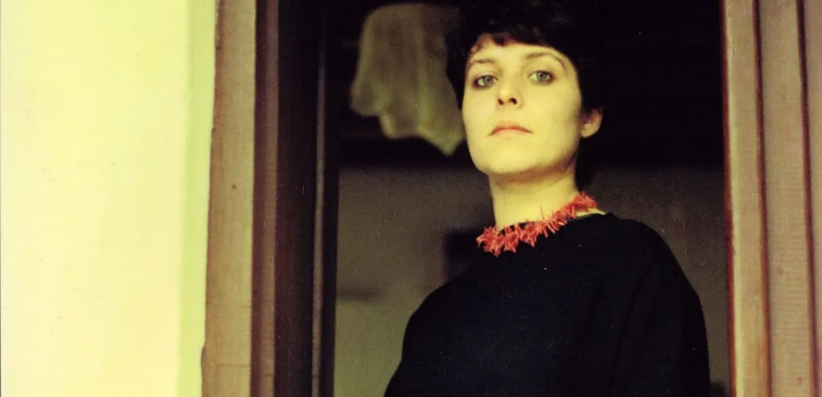 NİLGÜN MARMARA: ARKA PENCERE LAL RENGİ BİR GEZEGENE AÇILIR