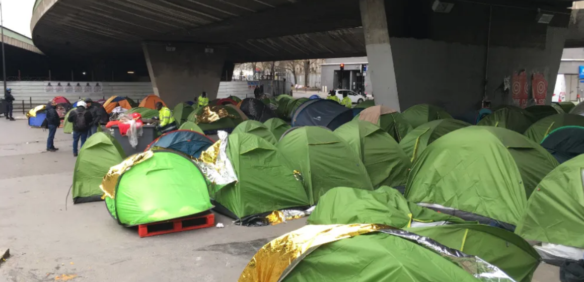 Ekran görüntüsü 2025-12-20 144715 Paris’te Bir Kırmızı Çadır