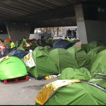 Paris’te Bir Kırmızı Çadır