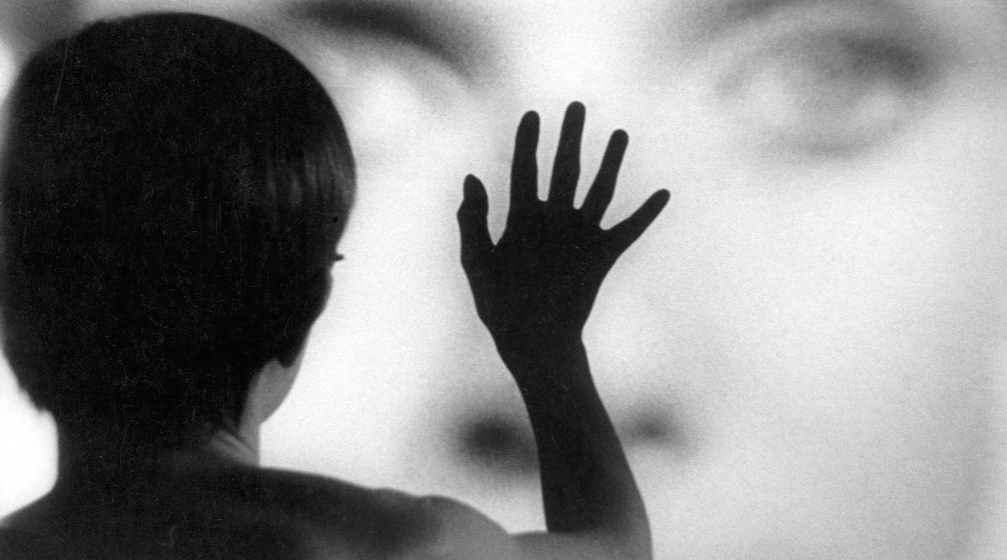 YAKINLIKTAN UZAK ADAM