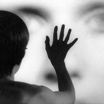 YAKINLIKTAN UZAK ADAM