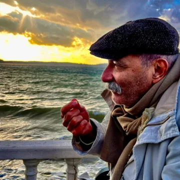 VECDİ ÇIRACIOĞLU’NUN “MAVİDEN / DENİZ GÜZELDİR” KİTABI ÜZERİNE  