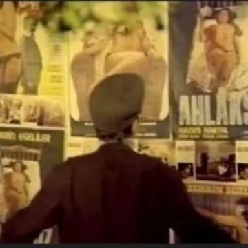 Ay Aman Of afişler önünde ÖTEKİ YEŞİLÇAM: “BANA FİLMLERDEKİ HAYALİN YETER”- KENDİNE DÖNÜŞLÜ BİR ZERRİN EGELİLER FİLMİ