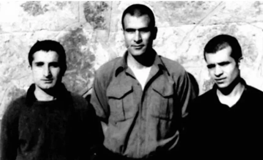 ÜÇ FİDANIN GÖLGESİNDE: BİR MAYIS SABAHINA DOĞRU