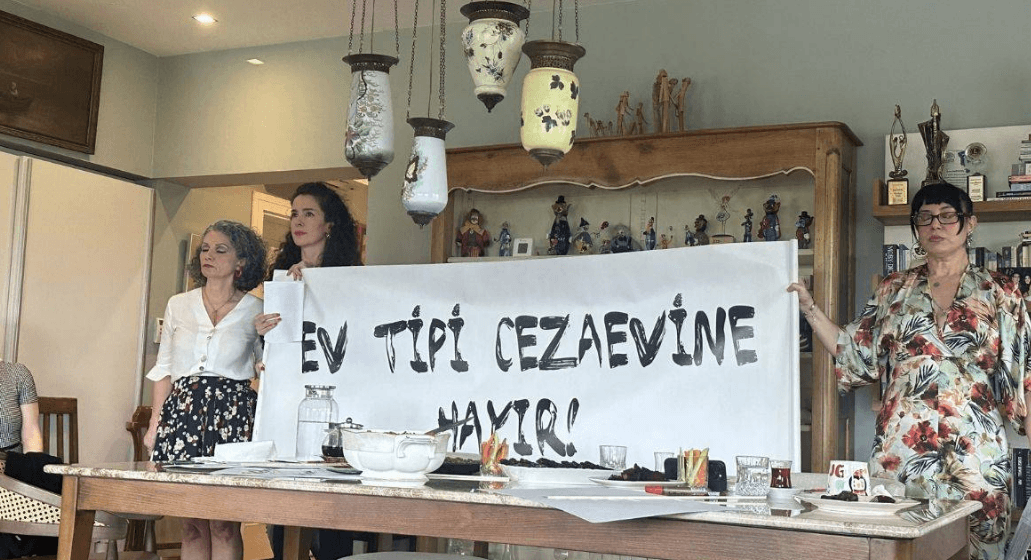 Cumartesi Anneleri ya da Masanın Altındaki Hayalet
