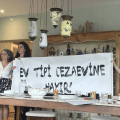 Cumartesi Anneleri ya da Masanın Altındaki Hayalet