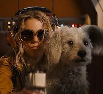 Supergirl ve köpeği BABAOCAĞINDAN AYRILMAK DURUMUNDA KALAN SUPERGIRL
