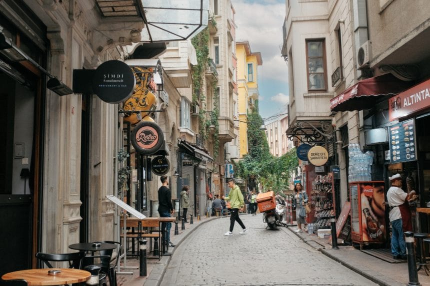 01-asmalimescit-mahallesi-1200x800 Asmalımescit-Tepebaşı-Şişhane Hattı: Bir Sanat Coğrafyasının 1990 Sonrası Dönüşümü