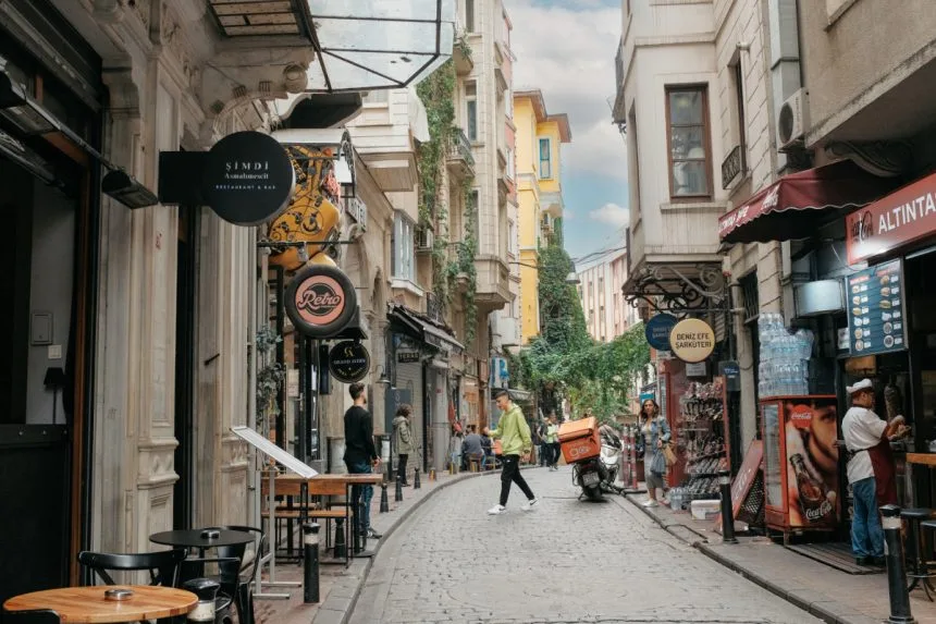Asmalımescit-Tepebaşı-Şişhane Hattı: Bir Sanat Coğrafyasının 1990 Sonrası Dönüşümü